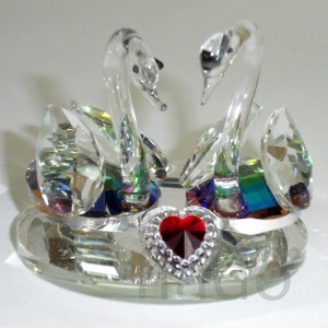 Хрустальный сувенир Два лебедя и сердце на зеркальной подставке