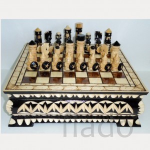 Комплект резных шахмат в резном ларце 30 х 30 х 10 см.