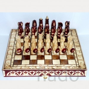 Резной шахматный набор Крестоносцы в резной доске 30 х 30 см.