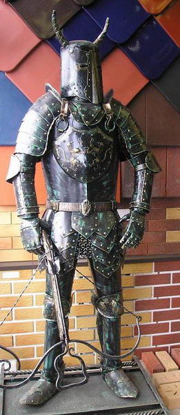 Рыцарь с арбалетом из металла.
