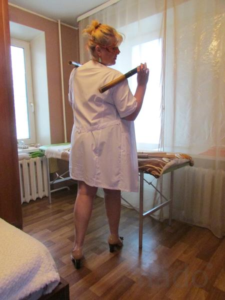 В массажной зрелые. Массажистка в халате. Русские зрелые медсестры. Медсестра массажистка.