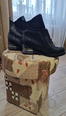 Продам женские ботинки