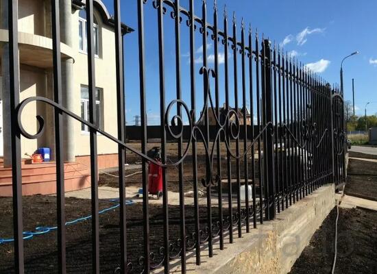 Сварной забор на бетонном основании в Москве