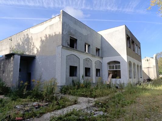 здание площадью 1 379,80 м²