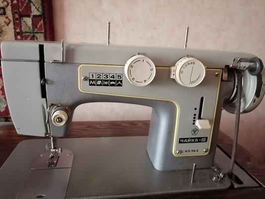 Продается универсальная бытовая швейная машинка зигзаг Чайка