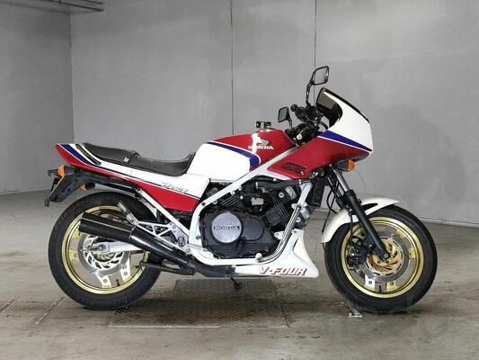 Мотоцикл спорт турист Honda VF750F рама RC15 гв 1982 пробег 16 т.км