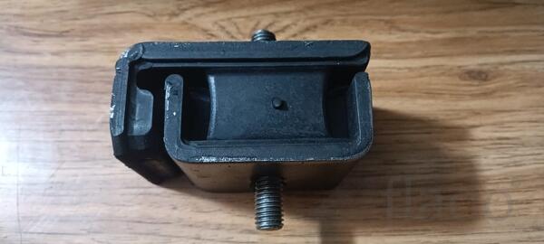 Подушка двигателя Kubota U30-3 / U30-3S / U35-3 / U35-3S/ KX91-3 / RX3