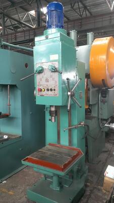 Продаем сверлильный станок 2Н135 со склада