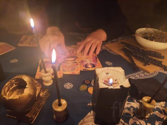 Ведунья. деревенская целительница