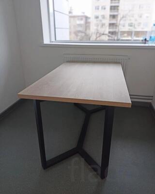 Стол на металлическом каркасе по своим размерам