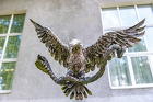Орел,убивающий кобру,-скульптура из металла.